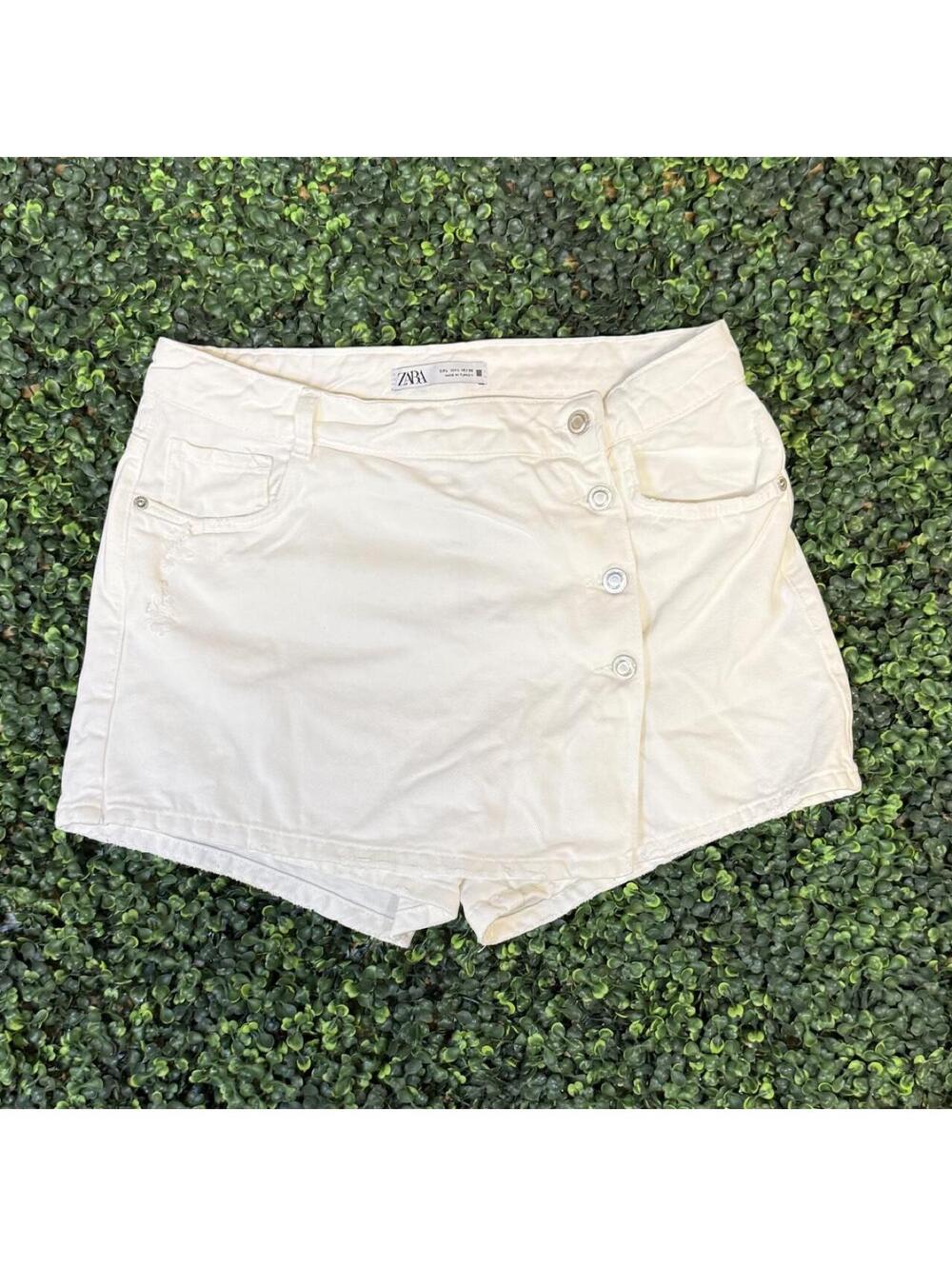 Zara white denim skort featuring an asymmetrical wrap-front design 🤍womens Lg